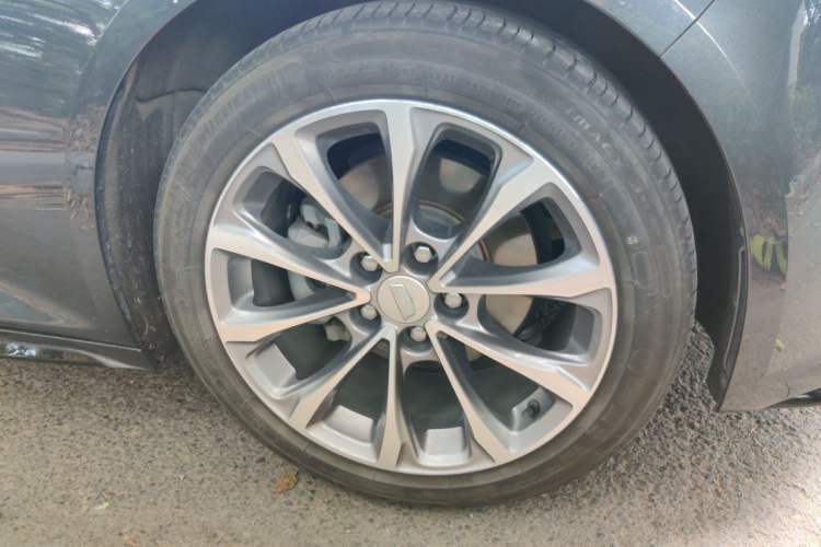 Used Cadillac CT5 2021 28T Advanced Sport Model Right Front Wheel Hub