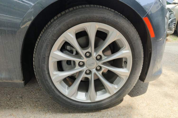 Used Cadillac CT5 2021 28T Luxury Model Right Front Wheel Hub