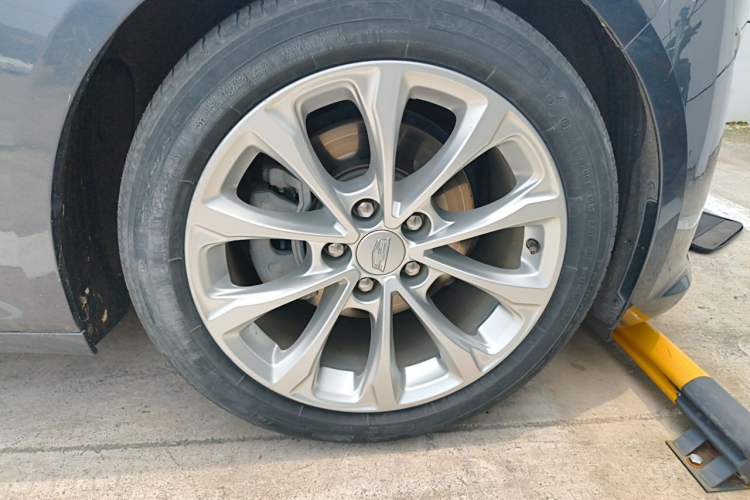 Used Cadillac CT5 2021 28T Luxury Model Right Front Wheel Hub
