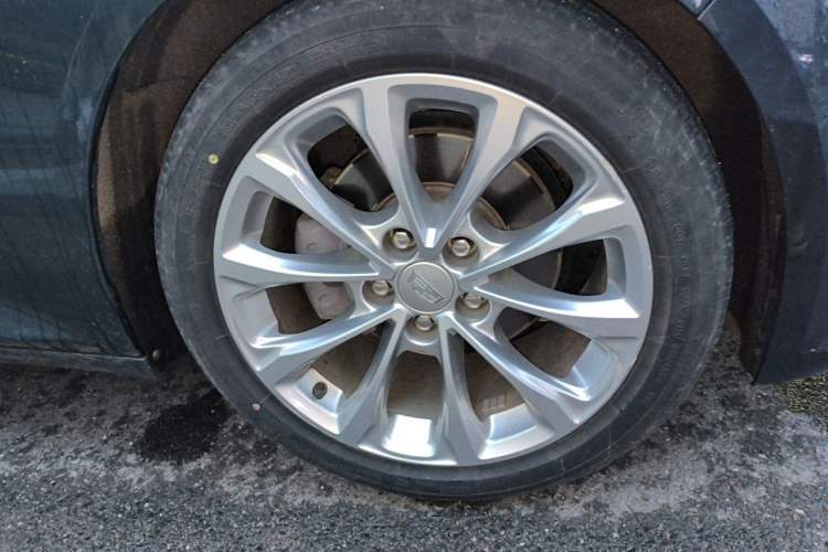Used Cadillac CT5 2021 28T Luxury Model Right Front Wheel Hub