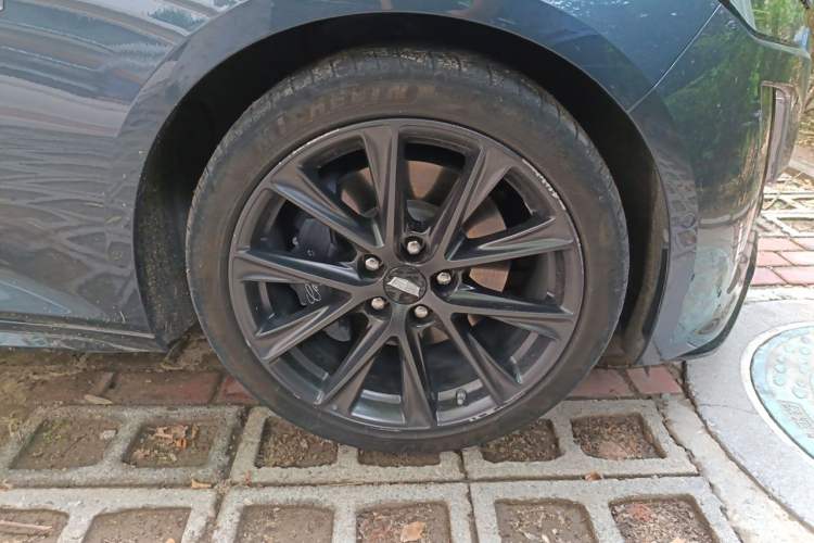 Used Cadillac CT5 2021 28T Platinum Sport Model Right Front Wheel Hub