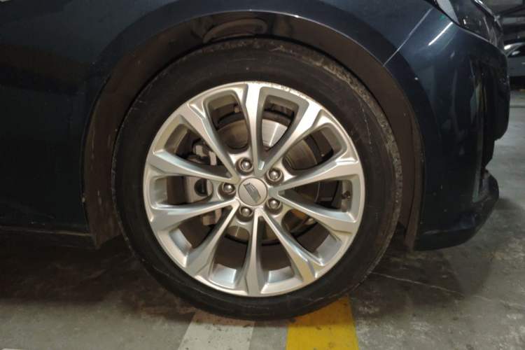 Used Cadillac CT5 2021 Revised 28T Luxury Version Right Front Wheel Hub