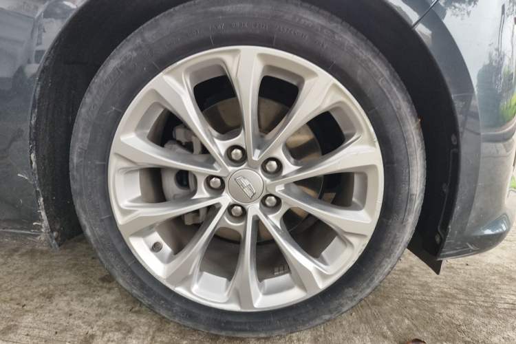 Used Cadillac CT5 2021 28T Luxury Model Right Front Wheel Hub