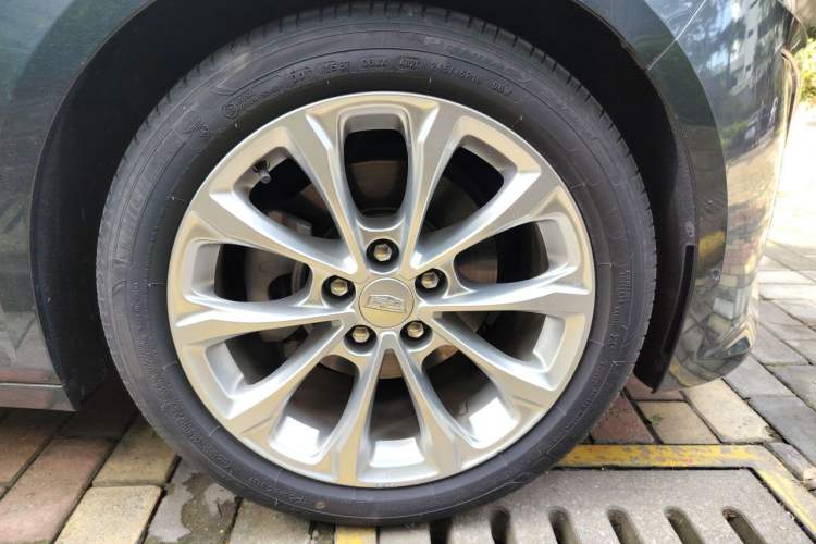 Used Cadillac CT5 2021 28T Luxury Model Right Front Wheel Hub