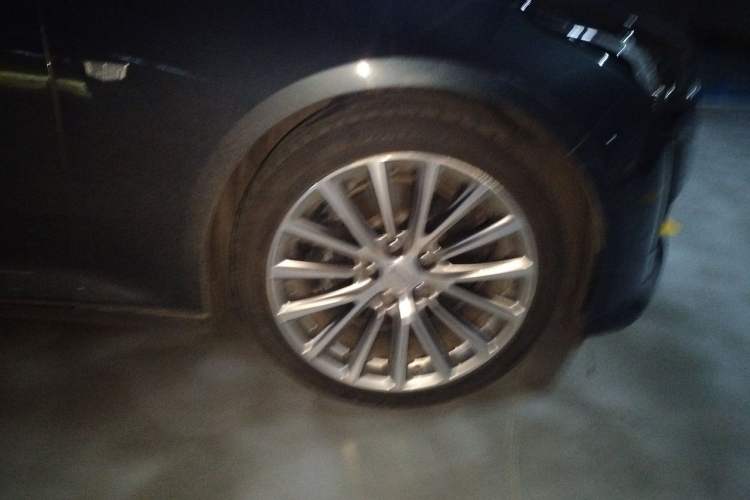 Used Cadillac CT5 2021 28T Prestige Edition Right Front Wheel Hub