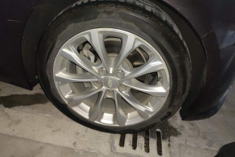 Used Cadillac CT5 2021 28T Luxury Model Right Front Wheel Hub