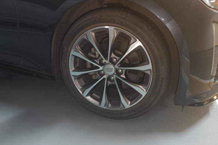 Used Cadillac CT5 2021 28T Advanced Sport Model Right Front Wheel Hub