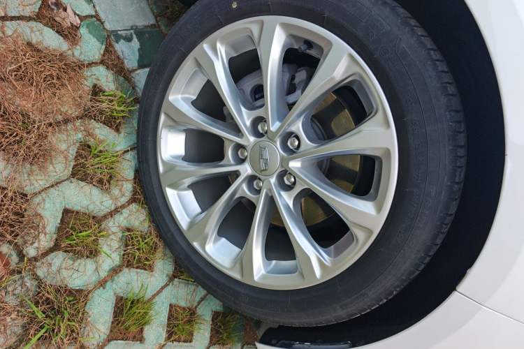 Used Cadillac CT5 2021 28T Luxury Model Right Front Wheel Hub