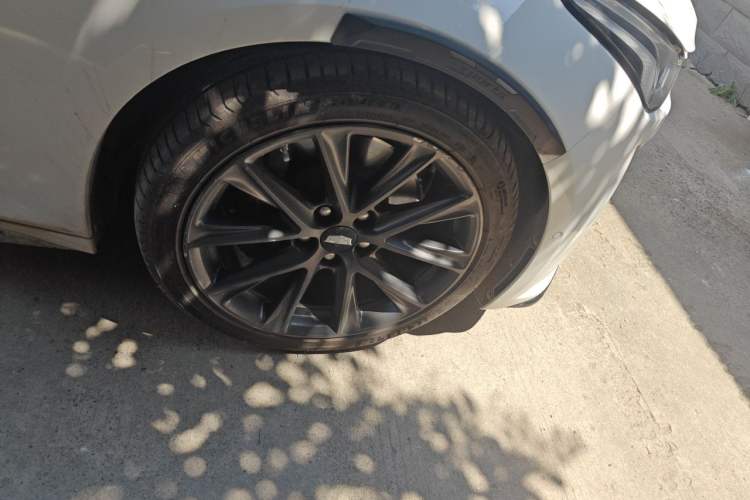 Used Cadillac CT5 2021 28T Platinum Edition Right Front Wheel Hub