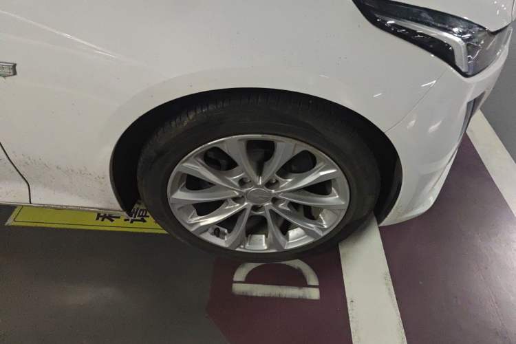 Used Cadillac CT5 2021 28T Luxury Model Right Front Wheel Hub