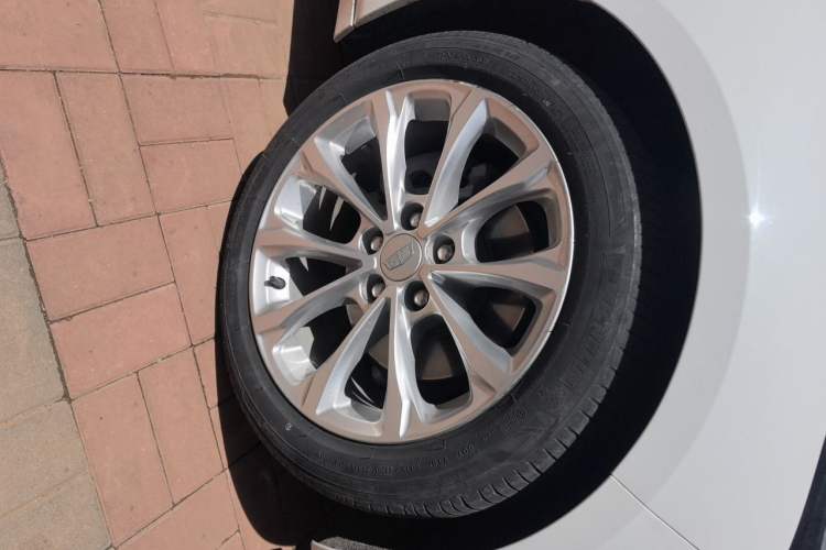 Used Cadillac CT5 2021 28T Luxury Model Right Front Wheel Hub
