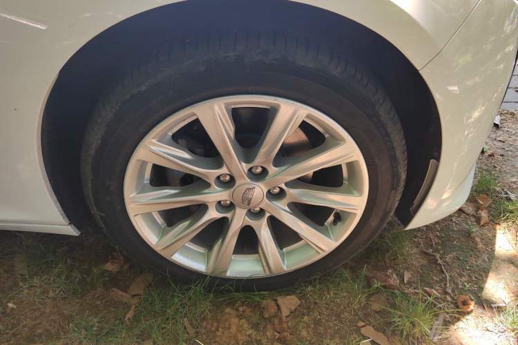 Used Cadillac CT5 2021 28T Tech Edition Right Front Wheel Hub