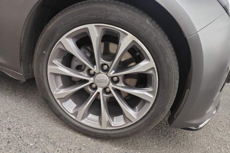 Used Cadillac CT5 2021 28T Advanced Sport Model Right Front Wheel Hub