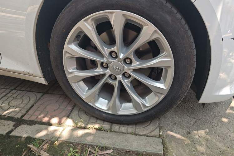 Used Cadillac CT5 2021 28T Luxury Model Right Front Wheel Hub