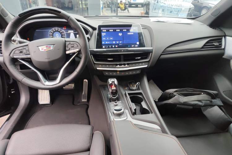 Used Cadillac CT5 2022 28T Platinum Edition Center Console