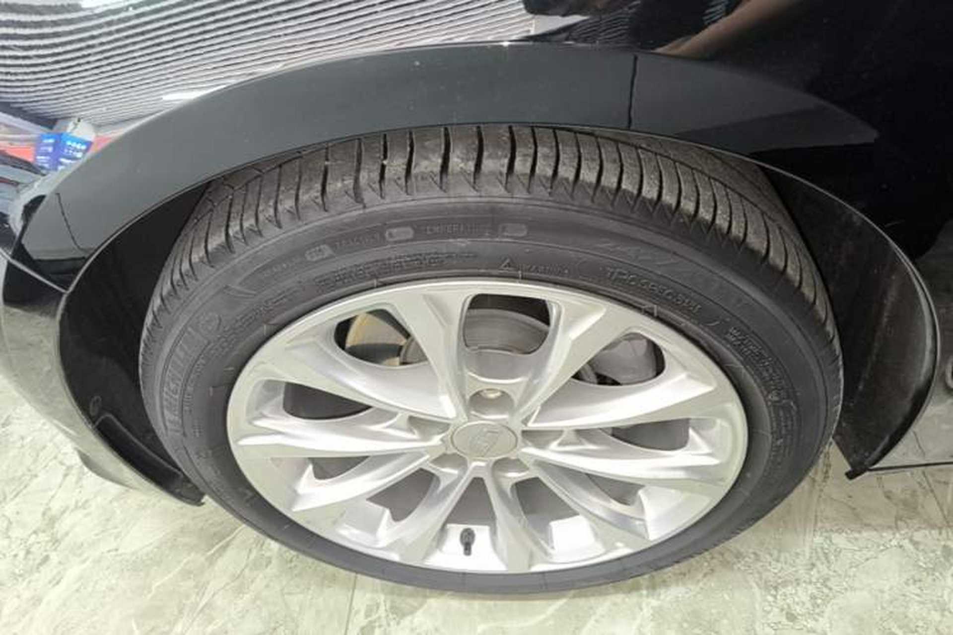 Used Cadillac CT5 2022 28T Luxury Edition Left Front Wheel Hub