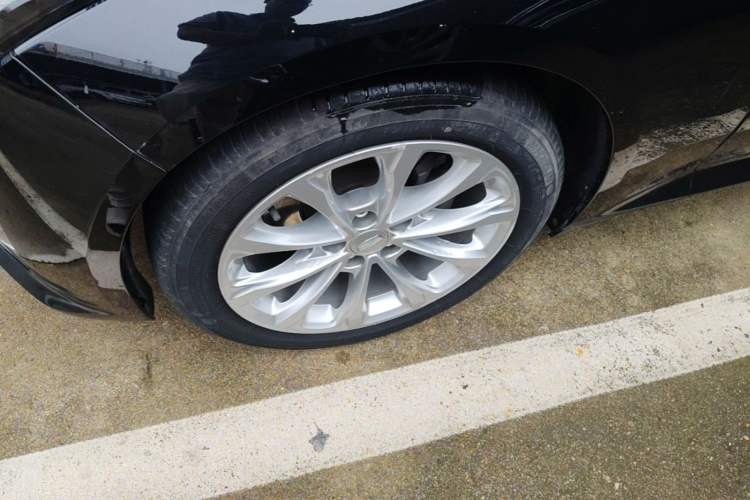 Used Cadillac CT5 2022 28T Luxury Edition Left Front Wheel Hub