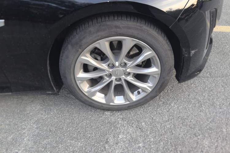 Used Cadillac CT5 2022 28T Luxury Edition Right Front Wheel Hub