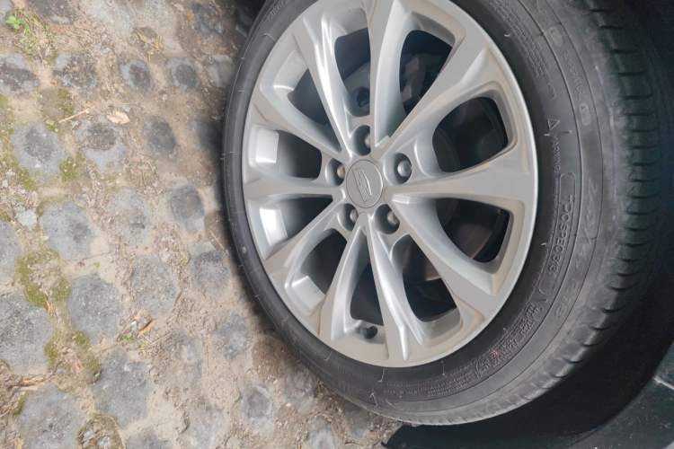 Used Cadillac CT5 2022 28T Luxury Edition Right Front Wheel Hub