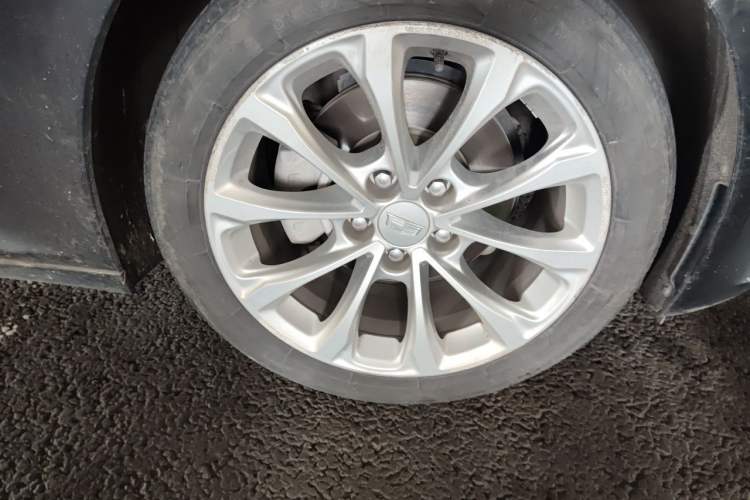 Used Cadillac CT5 2022 28T Luxury Edition Right Front Wheel Hub