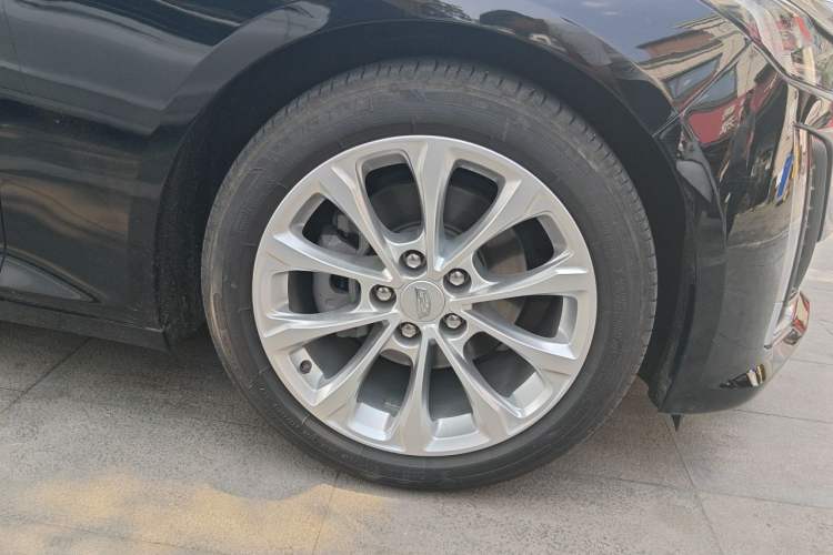 Used Cadillac CT5 2022 28T Luxury Edition Right Front Wheel Hub