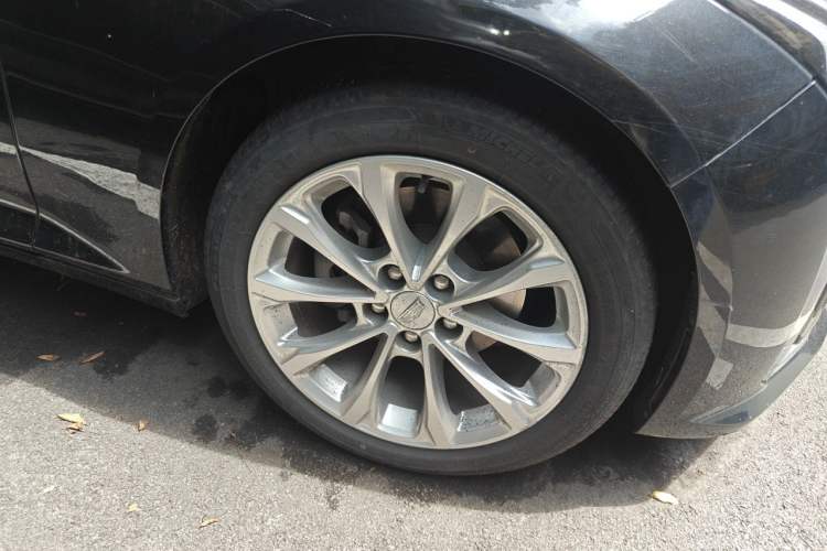 Used Cadillac CT5 2022 28T Luxury Edition Right Front Wheel Hub