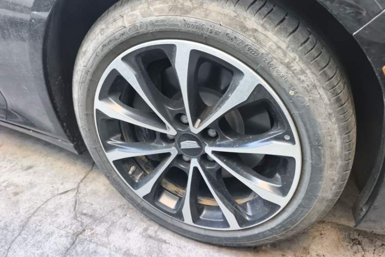 Used Cadillac CT5 2022 28T Prestige Edition Right Front Wheel Hub