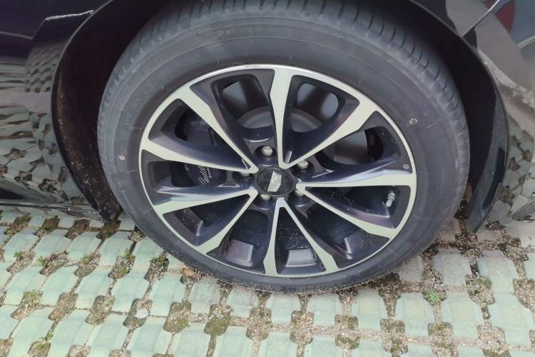 Used Cadillac CT5 2022 28T Prestige Edition Right Front Wheel Hub
