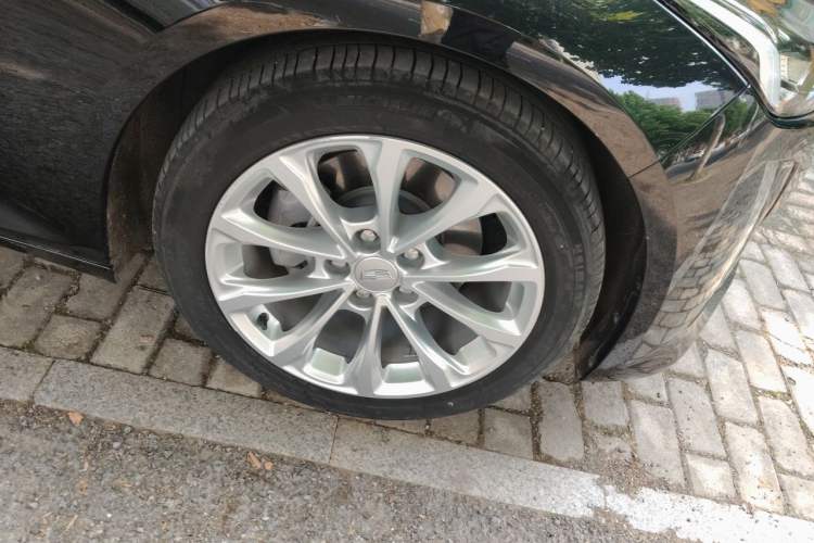 Used Cadillac CT5 2022 28T Luxury Edition Right Front Wheel Hub
