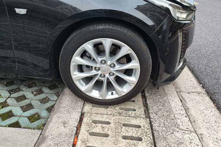 Used Cadillac CT5 2022 28T Luxury Version (Standard Edition) Right Front Wheel Hub