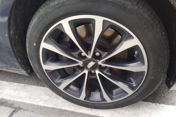 Used Cadillac CT5 2022 28T Prestige Edition Right Front Wheel Hub