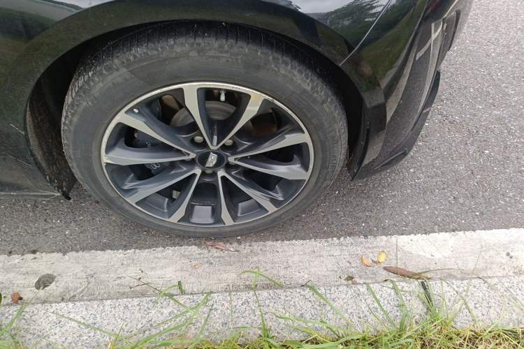 Used Cadillac CT5 2022 28T Prestige Edition Right Front Wheel Hub