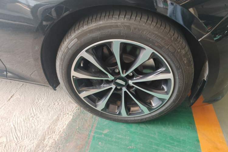 Used Cadillac CT5 2022 28T Prestige Edition Right Front Wheel Hub