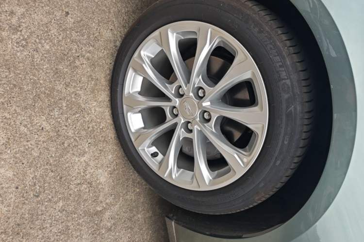 Used Cadillac CT5 2022 28T Luxury Edition Left Front Wheel Hub