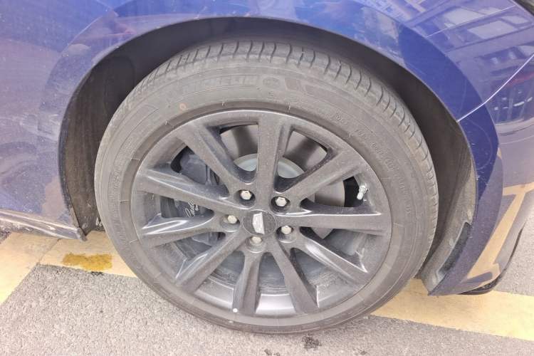 Used Cadillac CT5 2022 28T Prestige Edition Right Front Wheel Hub