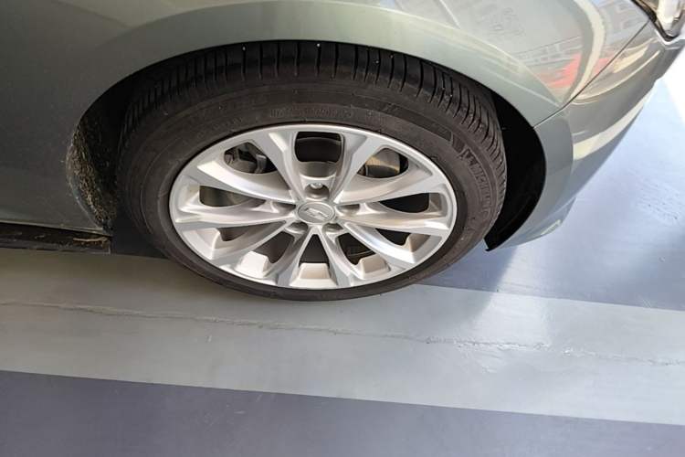Used Cadillac CT5 2022 28T Luxury Version (Standard Edition) Right Front Wheel Hub