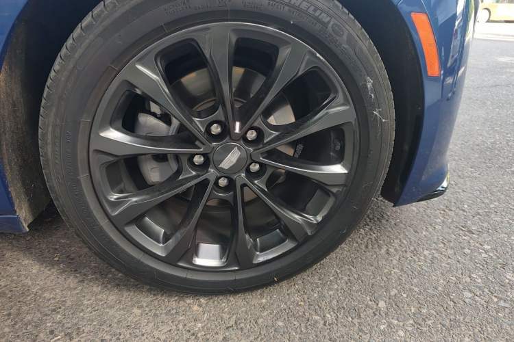 Used Cadillac CT5 2022 28T Luxury Edition Right Front Wheel Hub