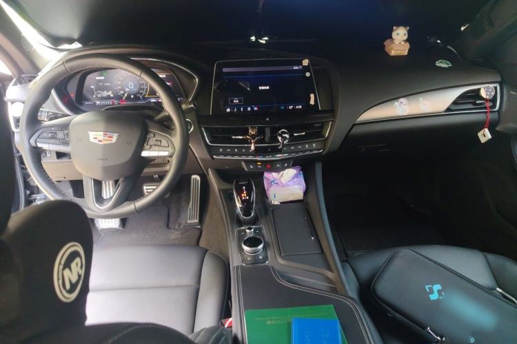 Used Cadillac CT5 2022 28T Platinum Edition Center Console