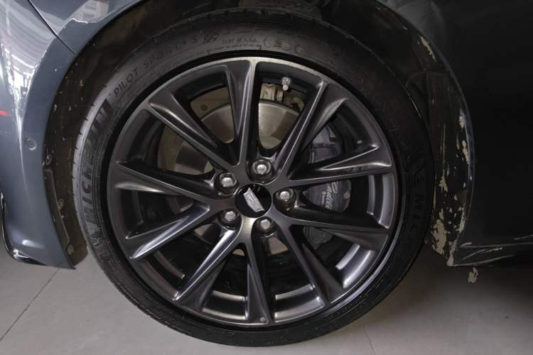 Used Cadillac CT5 2022 28T Platinum Edition Left Front Wheel Hub