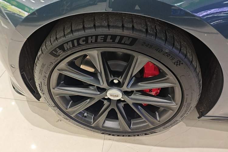 Used Cadillac CT5 2022 28T Platinum Edition Left Front Wheel Hub