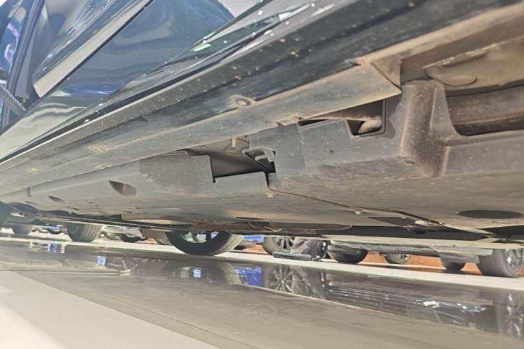 Used Cadillac CT5 2022 28T Platinum Edition Left Side Sill