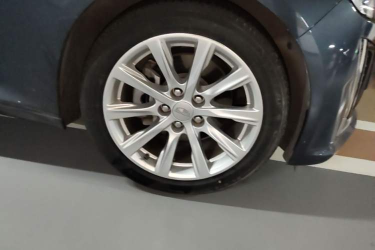 Used Cadillac CT5 2022 28T Fashion Edition Right Front Wheel Hub
