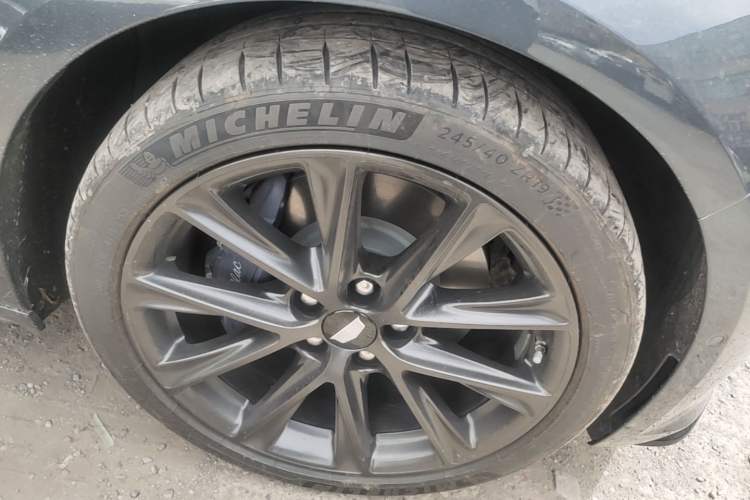 Used Cadillac CT5 2022 28T Platinum Edition Right Front Wheel Hub
