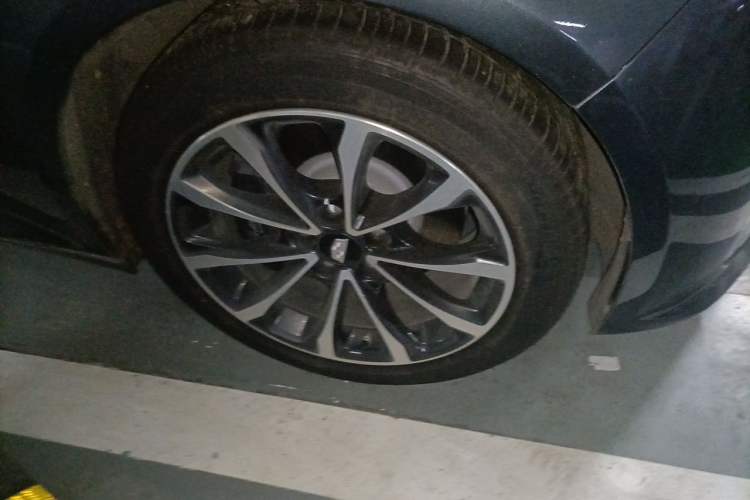 Used Cadillac CT5 2022 28T Prestige Edition Right Front Wheel Hub