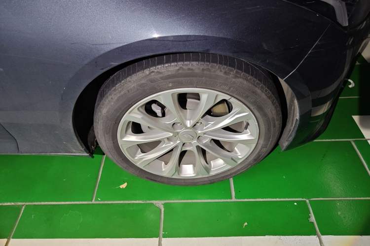 Used Cadillac CT5 2022 28T Luxury Edition Right Front Wheel Hub