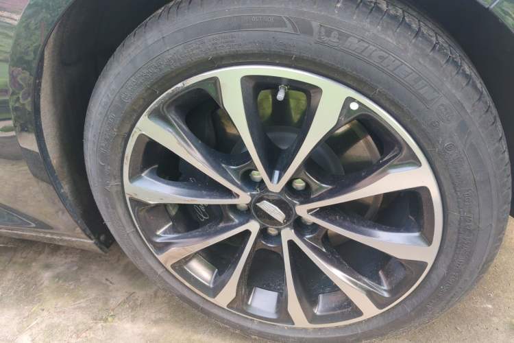 Used Cadillac CT5 2022 28T Platinum Edition Right Front Wheel Hub