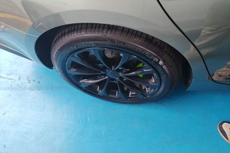 Used Cadillac CT5 2022 28T Luxury Edition Right Rear Wheel Hub