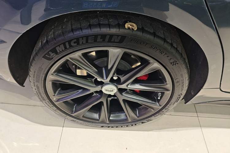 Used Cadillac CT5 2022 28T Platinum Edition Right Rear Wheel Hub