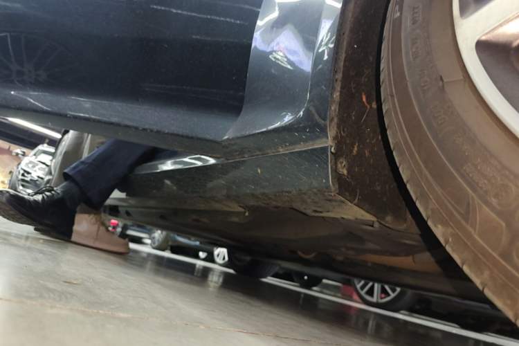 Used Cadillac CT5 2022 28T Prestige Edition Right Side Sill