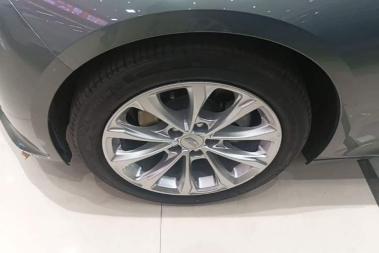 Used Cadillac CT5 2022 28T Luxury Edition Left Front Wheel Hub